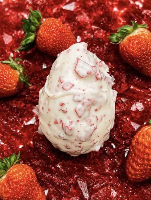 Bandeja de morangos cravejados em forminhas