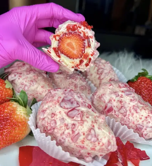 Morango cravejado em corte com crocante vermelho