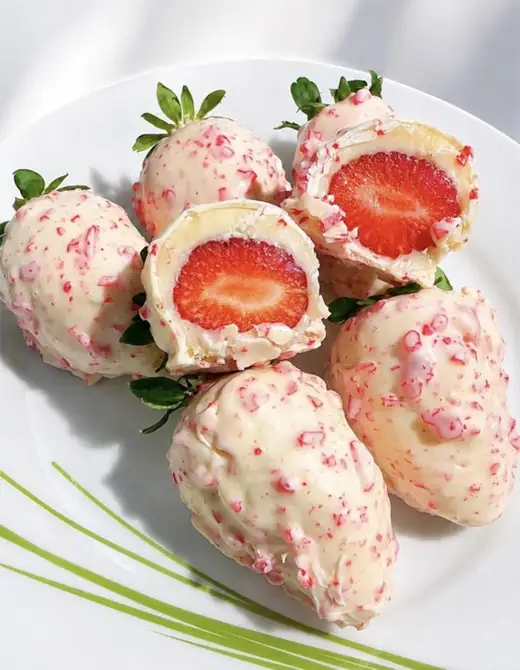 Morangos cravejados em corte, mostrando a camada de chocolate branco