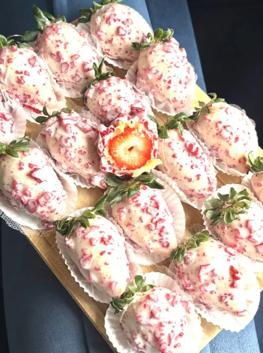 Morangos cravejados prontos sobre tábua de madeira