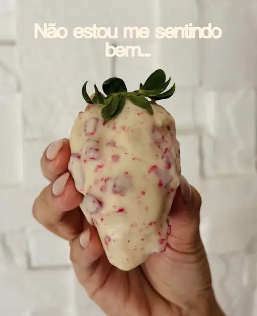 Morango cravejado finalizado na mão